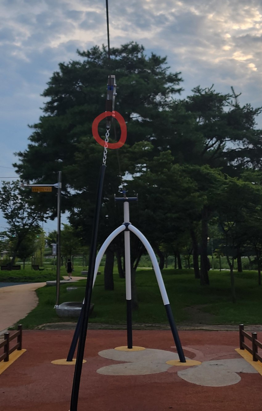 2.한천공연장 옆 어린이놀이터 짚라인 수리요청입니다.